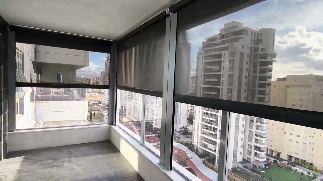מסכי גלילה — מהתקרה ועד חומת המעקה